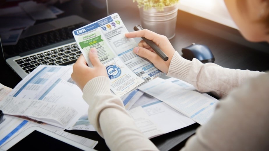 imagen de perona con la factura de ESSA en la mano imagen de perona con la factura de ESSA en la mano